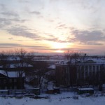 Vue sur la ville avec un coucher de soleil