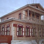 Une maison en bois peinte
