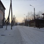 Une rangée de maisons en bois dans la ville